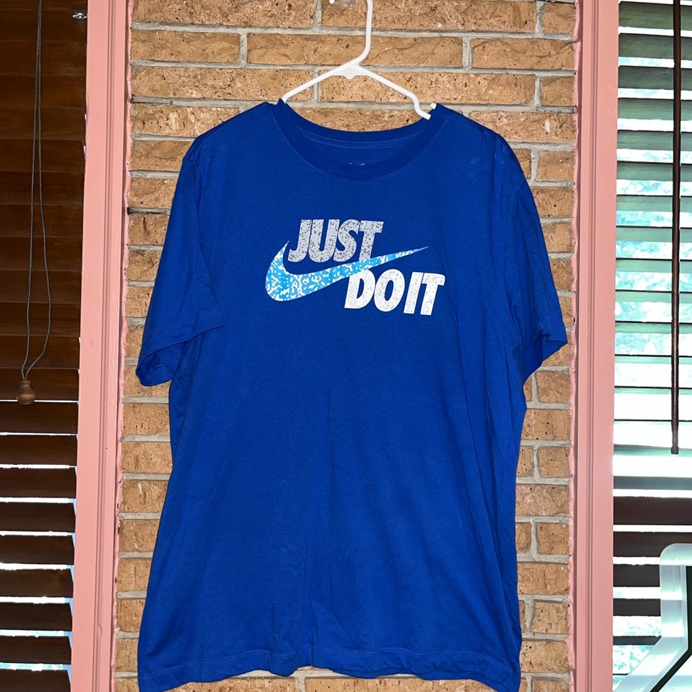 Nike Men’s XL Shirt